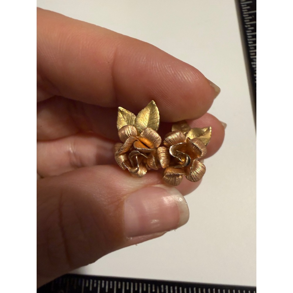 Krementz Vintage Gold Tone Rose Floral Screw Back Earrings Textured Leaf Studs